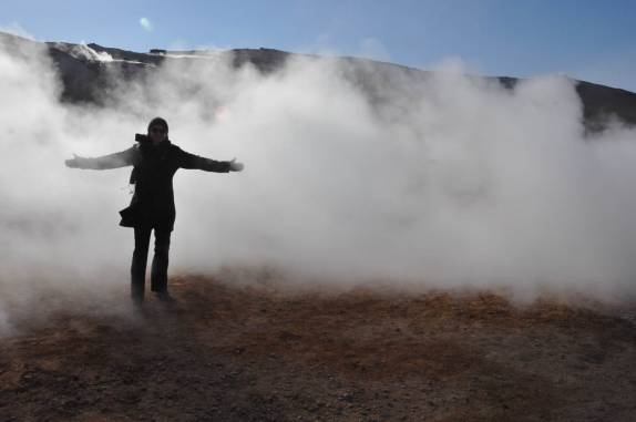 Encoberta pelo vapor gerado nas fontes termais de Hverir, região de Myvatn, no nordeste da Islândia